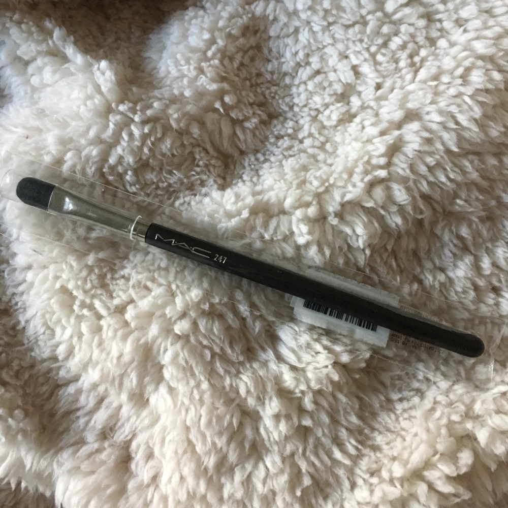 M•A•C 247 Flat Shader Brush👩🏻‍🎨